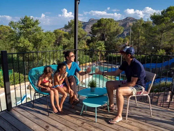 Dachterrasse am Pool des Campingplatzes Domaine Noguière in Roan.