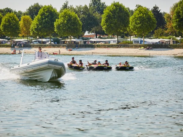 Reifen-Rafting auf dem See beim Roan Camping Terspegelt.