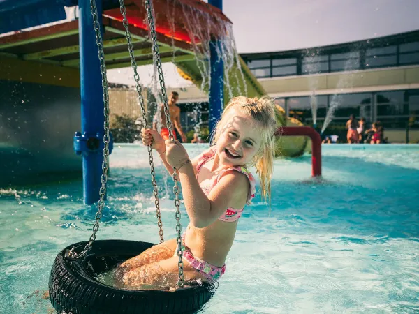 Schaukel im Wasserspielplatz auf dem Roan Camping De Schatberg.