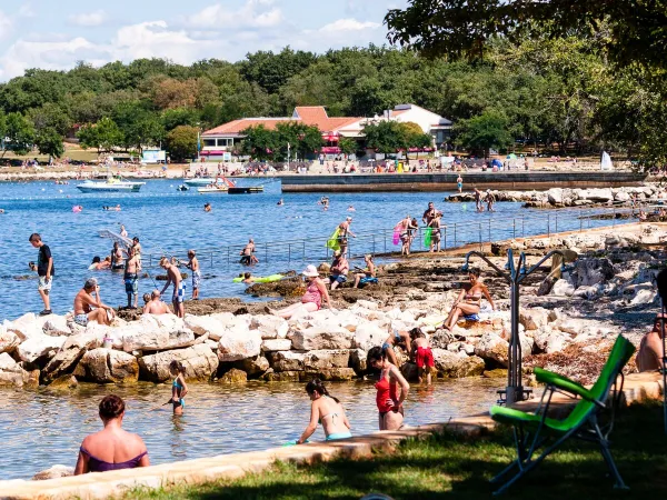 Kieselstrand im Roan Camping Park Umag.