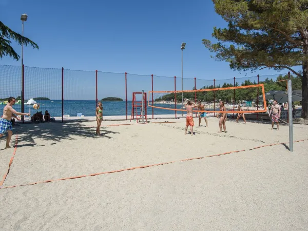 Beachvolleyball auf dem Campingplatz Roan Valkanela.