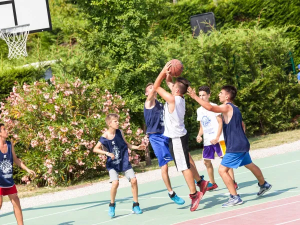 Basketballplatz auf dem Campingplatz Roan San Francesco.