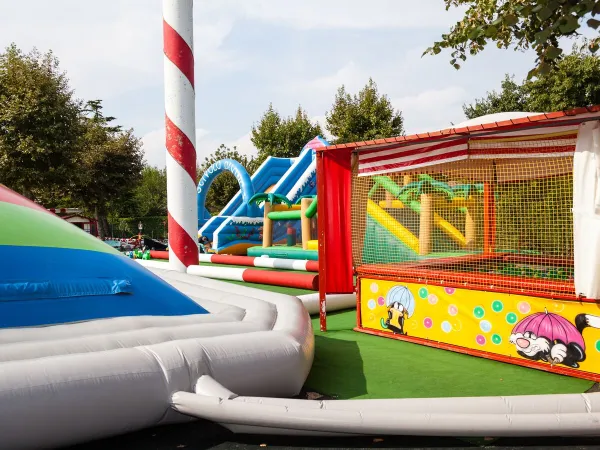 Hüpfburg auf dem Campingplatz Roan San Francesco.