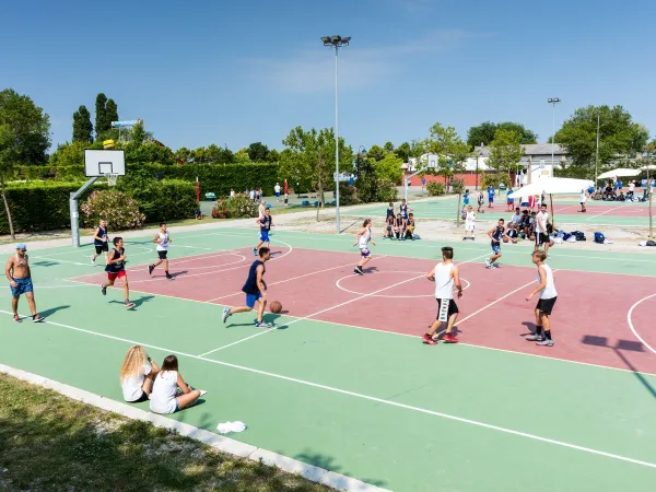 Basketball spielen auf dem Roan-Campingplatz San Francesco.
