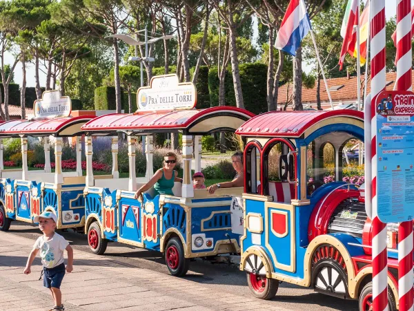 Touristenzug auf dem Roan-Campingplatz Pra'delle Torri.