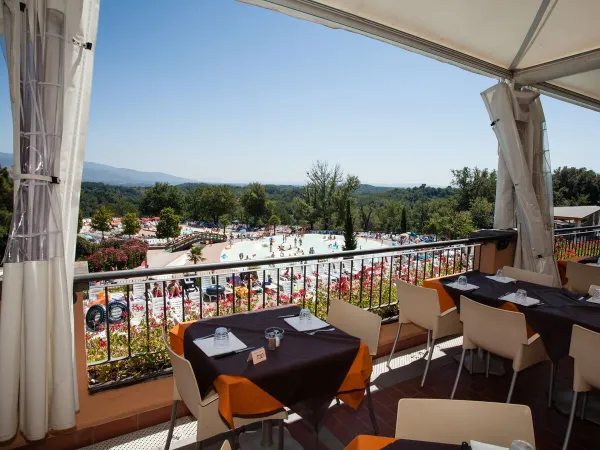 Blick auf den Pool vom Balkon des Restaurants auf dem Campingplatz Roan hu Norcenni Girasole Village.