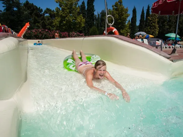 Rutsche im Pool auf dem Campingplatz Roan hu Norcenni Girasole village.