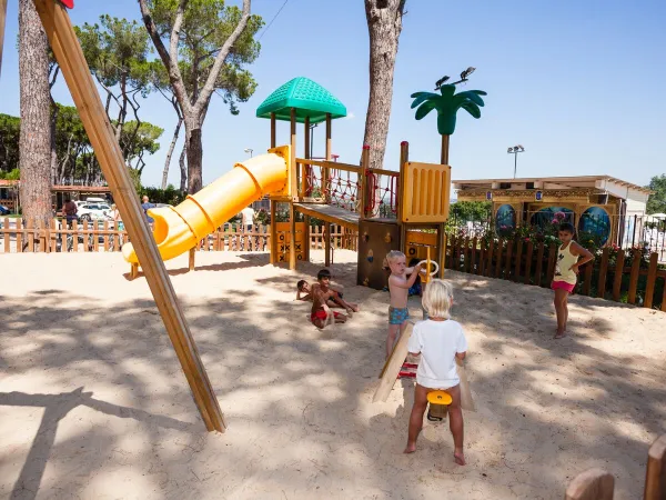 Kinder spielen auf dem Spielplatz.