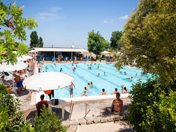 Lebendiges Schwimmbad in Roan hu Fabulous village.
