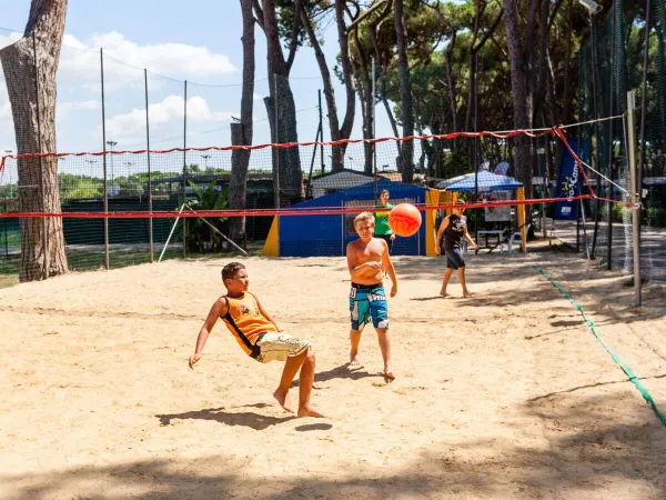 Junge Kinder spielen Volleyball im Dorf Roan hu Fabulous.