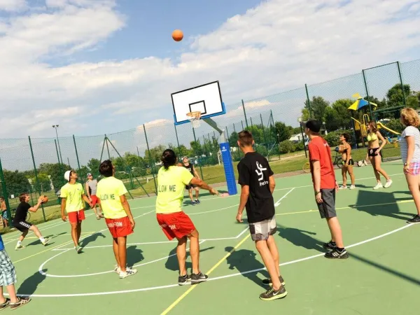 Basketball spielen auf dem Campingplatz Roan Turistico.
