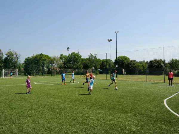 Fußball spielen auf dem Campingplatz Roan Turistico.