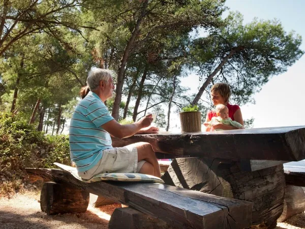 Essen an einem Picknicktisch auf dem Roan-Campingplatz Cikat.