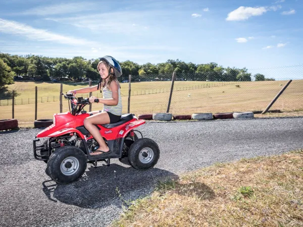 Miniquad-Reiten auf dem Roan-Campingplatz Avit Loisirs.