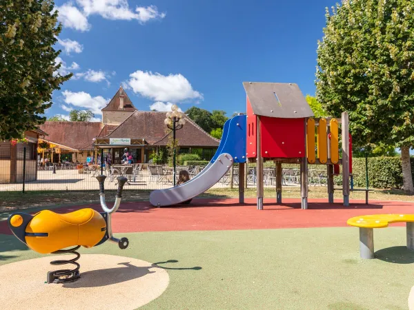 Kleiner Spielplatz auf dem Campingplatz Avit Loisirs in Roan.