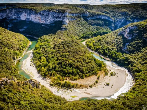 Fluss Ardeche in der Nähe von Roan Camping Le Pommier.