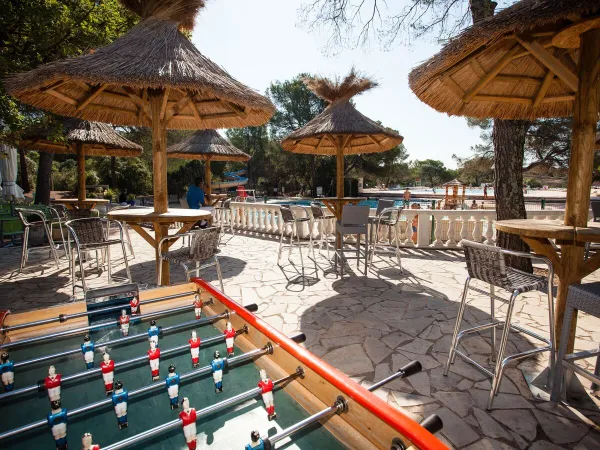 Terrasse mit Tischfußball auf dem Campingplatz Roan La Pierre Verte.