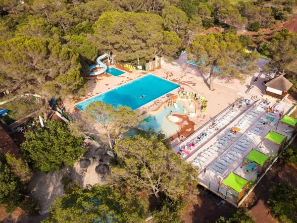 Drohnenaufnahme des Swimmingpools auf dem Roan-Campingplatz La Pierre Verte.