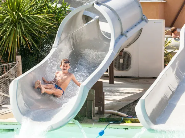 Eine Wasserrutsche auf dem Campingplatz Roan Le Vieux Port.