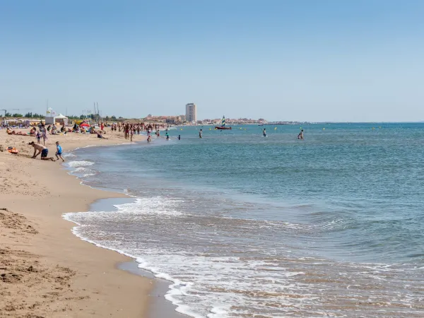 Sandstrand und Meer in der Nähe von Roan Camping Les Sablines.