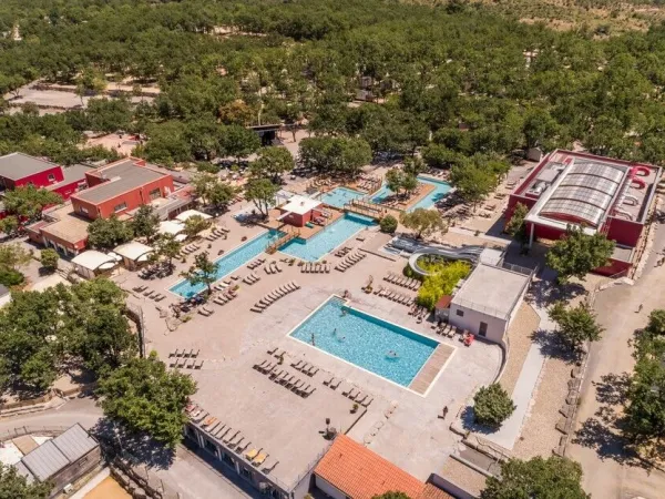 Übersicht der Schwimmbäder auf dem Campingplatz Roan Aluna Vacances.