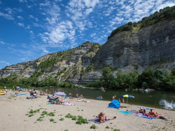 Strand an der Ardèche auf dem Campingplatz Roan La Grand Terre.