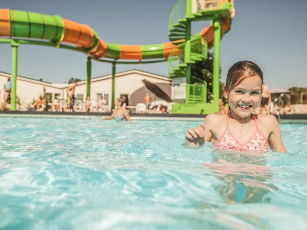 Das Freibad mit Rutsche auf dem Roan Camping De Schatberg.