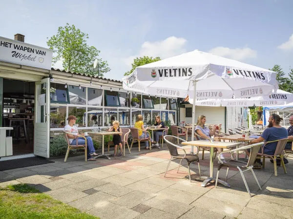 Gemütliche Terrasse auf dem Roan-Campingplatz Marvilla Parks Friese Meren.