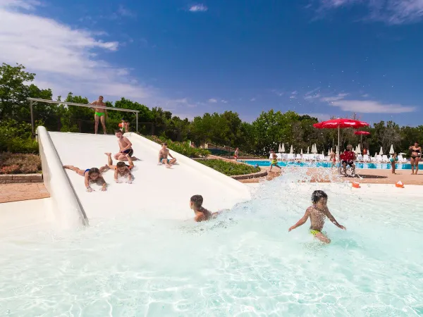 Rutsche im Lagunenpool auf dem Campingplatz Roan hu Montescudaio village.