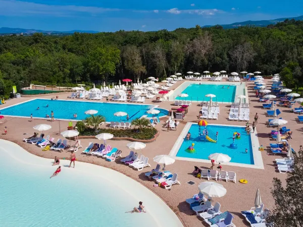 Der Poolkomplex auf dem Campingplatz Roan in Montescudaio