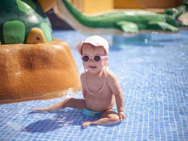 Kind im Wasser auf dem Roan-Campingplatz Tucan.