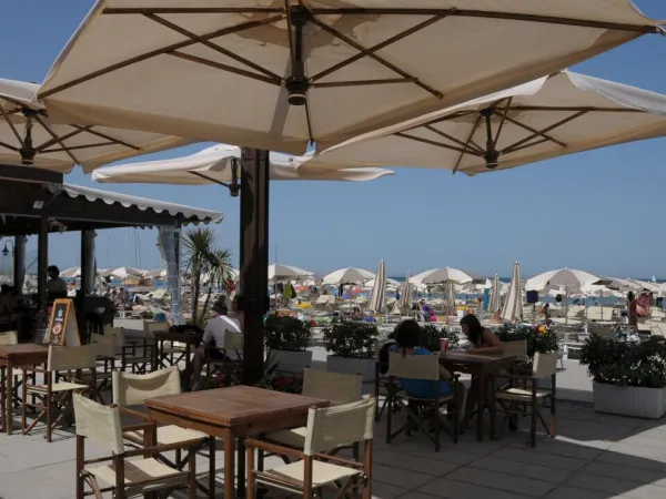 Terrasse am Strand von Roan camping Adriano Village.