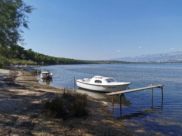 Bootsfreundlicher See beim Roan Camping Karin.