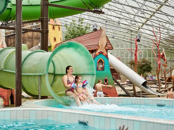 Rutschen Sie im Hallenbad auf dem Roan Camping Terspegelt.