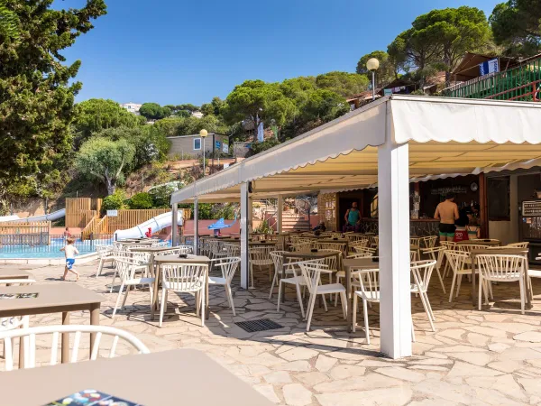 Die Terrasse des Roan-Campingplatzes Cala Canyelles.