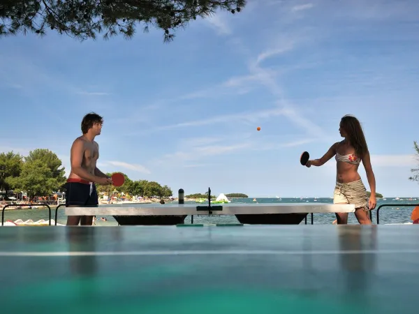 Spielen Sie Tischtennis an der Küste auf dem Campingplatz Roan Valkanela.