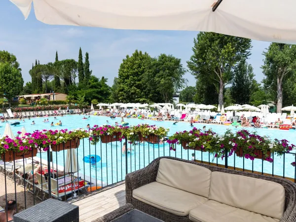 Bar-Terrasse mit Blick auf den Pool auf dem Campingplatz Roan hu Altomincio village.