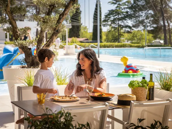 Essen im Poolrestaurant auf dem Roan Campingplatz Valkanela.