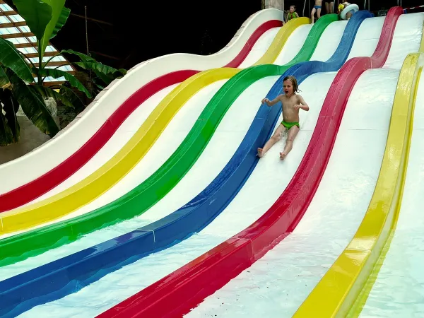 Bunte Rutsche auf dem Campingplatz Roan des Ormes.