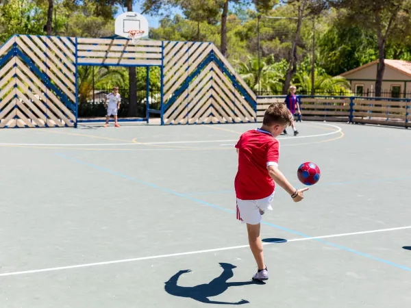 Der Multisportplatz des Campingplatzes Vilanova Park in Roan.