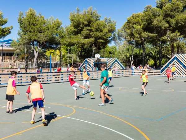 Fußballspielen auf dem Campingplatz Vilanova Park in Roan.