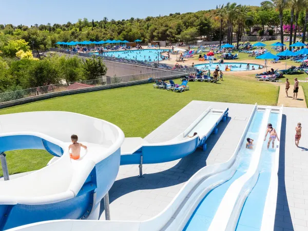 Wasserrutschen auf dem Campingplatz Vilanova Park in Roan.