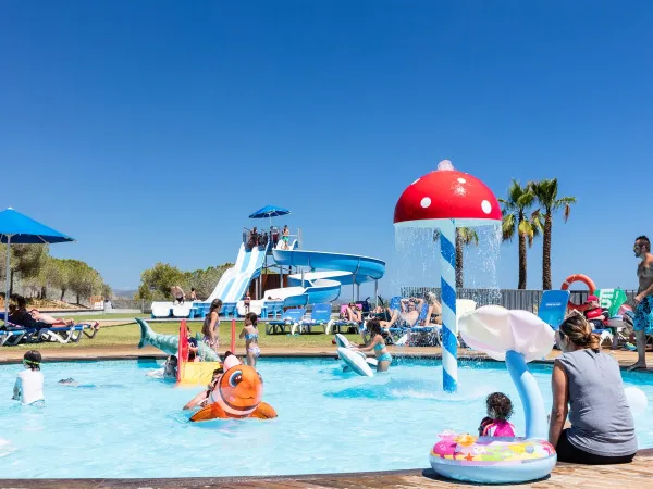 Kinderbecken mit Wassergeräten im Roan Camping Vilanova Park.