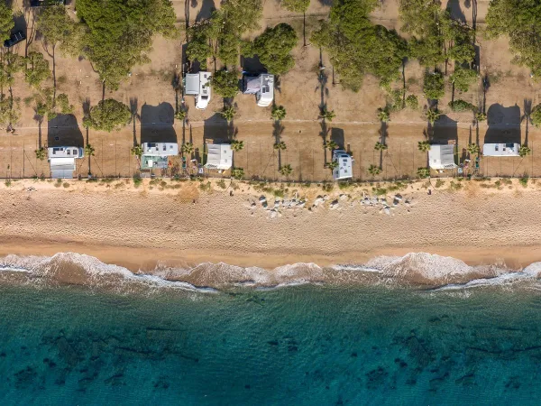 Einzigartige Drohnenaufnahme vom Strand des Roan-Campingplatzes Bella Terra.