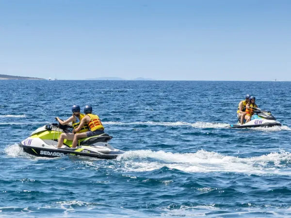 Menschen auf einem Wasserfahrzeug auf dem Roan Camping El Pinar.