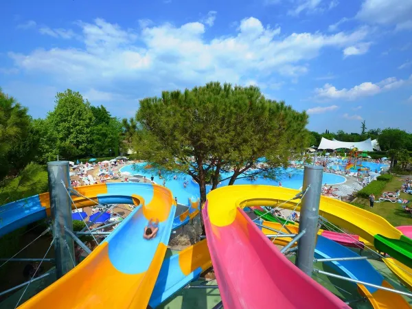 Wasserrutschen im Pool des Campingplatzes Bella Italia in Roan.