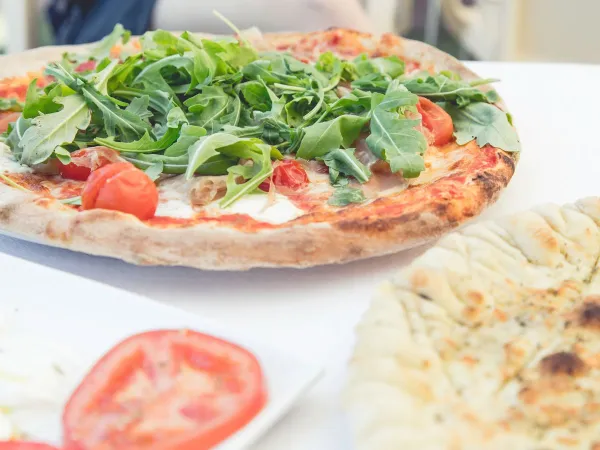 Frische Pizza auf dem Roan-Campingplatz Pra'delle Torri.