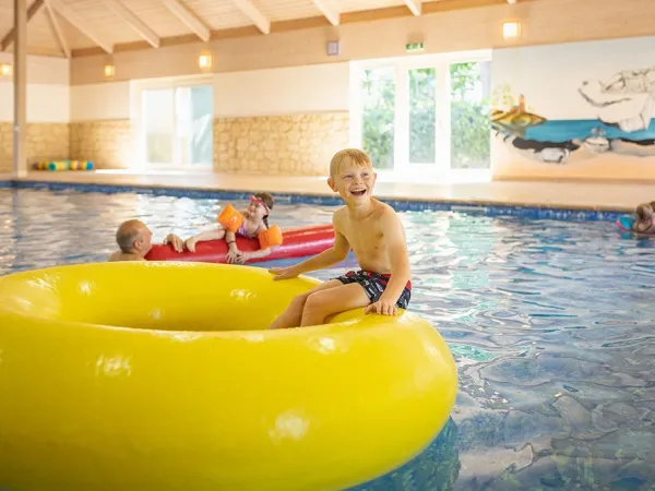 Kind spielt im Schwimmkorb auf dem Roan Campingplatz Marvilla Parks Friese Meren.