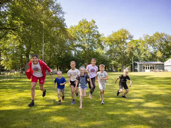 Laufende Kinder auf Roan im Marvilla Parks Friese Meren Campingplatz.