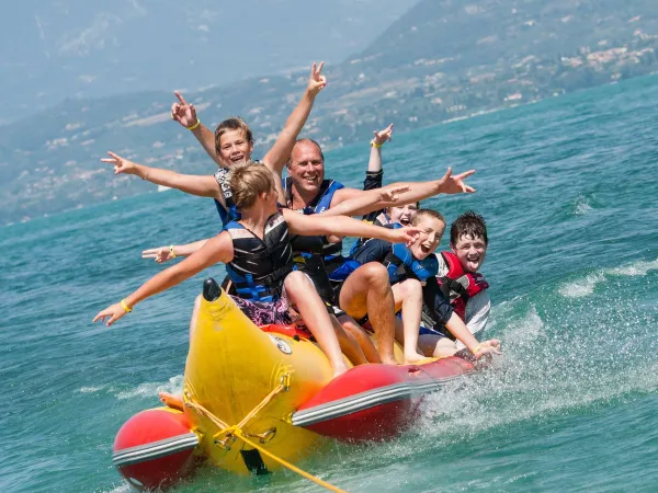 Spaß auf dem Bananenboot auf dem Campingplatz Roan in Cisano San Vito.